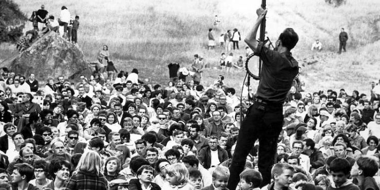 La lucha y la unidad de los trabajadores 1 El cantante folk Pete Seeger, en un concierto.