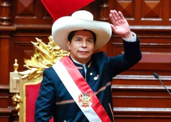 El maestro de educación primaria Pedro Castillo, sindicalista, al frente de un partido como Perú Libre, tiene su principal reserva de votos en las zonas rurales del país, habitadas principalmente por campesinos pobres, mestizos e indígenas; y obtuvo 50,2% de preferencias