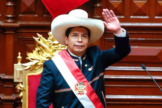 Perú ya no quiere "menear la cola" en el patio trasero de EEUU 1 El maestro de educación primaria Pedro Castillo, sindicalista, al frente de un partido como Perú Libre, tiene su principal reserva de votos en las zonas rurales del país, habitadas principalmente por campesinos pobres, mestizos e indígenas; y obtuvo 50,2% de preferencias
