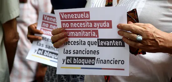 Mentiras y “sanciones” para hacer “chillar” la economía venezolana 1 Contra Venezuela, los bancos y organismos internacionales subordinados a Estados Unidos han ido aún más lejos, aplicando el mecanismo de “sobrecumplimiento”, en particular en lo que se refiere a los fondos destinados a la compra de vacunas