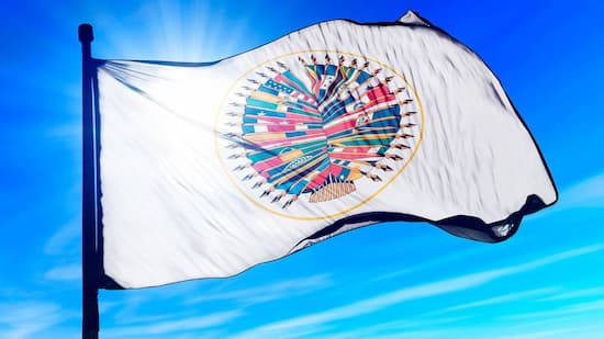 Contracumbre a la cumbre de la exclusión 1 La gestión de Biden, que no mostró una discontinuidad sustancial con la anterior en materia de política exterior en el continente, sin embargo, no parece advertir su pérdida de hegemonía, tanto en el terreno económico como en el ideológico.