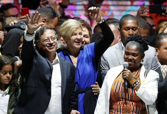 Cambio histórico en Colombia 1 No es tarea fácil la de Petro, considerando los grandes intereses que entrelazan el poder de la oligarquía local con los de Estados Unidos, que perpetúan la lógica del Plan Colombia al entretejer la economía de guerra con la del control social y territorial