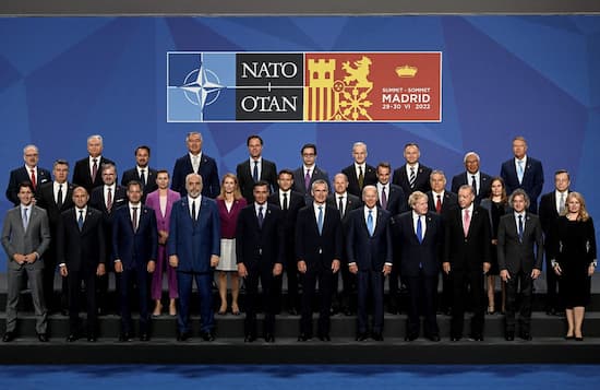 La belicosidad de la OTAN, quedan en evidencia sus falsos “valores” 1 De una Europa que hablaba de independizarse de Washington pasamos, convenientemente, a la Casa Blanca, a una Unión Europea entregada —incluida Francia—; a la política internacional militarizada de Joe Biden