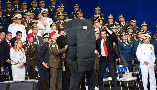 Hace cuatro años ataque con drones contra Maduro 1 La batalla en el campo de lo simbólico es parte de la estrategia del "caos controlado", que pretende sembrar el desconcierto en las fuerzas populares, dentro y fuera del país: especialmente entre aquellos sectores de izquierda que, en los países capitalistas, son inducidos por los aparatos de propaganda para seguir falsas banderas