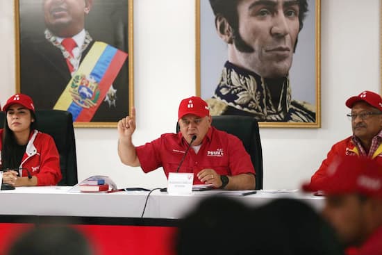 Diosdado Cabello: De nuevo usan el dólar para desestabilizar 1 No hay que dejarse chantajear por el dólar paralelo, porque hay un solo dólar que es el del Banco Central de Venezuela, es lógico que la derecha y el imperialismo hagan estas cosas, porque ellos no quieren de ninguna manera que la situación en Venezuela se estabilice