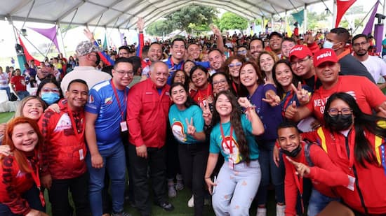 Grecia Colmenares: “La juventud venezolana está llena de diversidad, colorido, banderas de lucha" 1 El presidente Nicolás nos ha llamado a la Nueva Etapa de Transición al Socialismo: resistir, renacer y revolucionar –conceptos inherentes a lo que significa ser joven- por ello nuestro papel es fundamental en este cambio de época