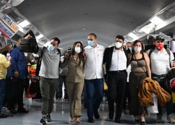 El secuestro del avión de Emtrasur: La alegría incompleta del retorno 6 Once de los diecinueve tripulantes del avión venezolano regresaron al país, pero aún permanecen retenidos otros siete mientras la aeronave ha sido “tomada” por el FBI, actuando como policía internacional