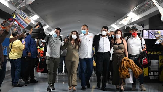 El secuestro del avión de Emtrasur: La alegría incompleta del retorno 1 Once de los diecinueve tripulantes del avión venezolano regresaron al país, pero aún permanecen retenidos otros siete mientras la aeronave ha sido “tomada” por el FBI, actuando como policía internacional