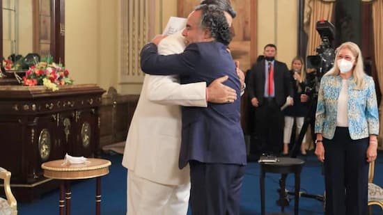 Venezuela-Colombia: un nuevo desafío para la diplomacia de paz 1 “Nunca debieron interrumpirse las relaciones con Venezuela: somos hermanos y una línea imaginaria no nos puede separar”, dijo el embajador Benedetti, haciéndose eco de una declaración del presidente Gustavo Petro, quien había definido la ruptura de relaciones con Caracas como “un tremendo error”