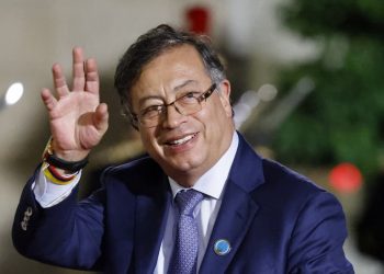 En Colombia se aprestan a una escalada en la guerra mediática contra Petro 8 Un foro de periodistas y comunicadores populares instó al gobierno a diseñar una estrategia mediática de manera urgente