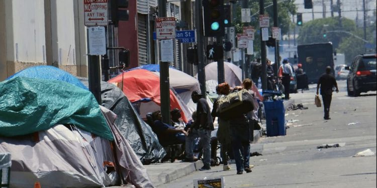 与贫困作斗争 1 Solo el partido revolucionario de vanguardia, con su estructura y su alcance, con su profundo arraigo popular, su sólida visión y su ineludible compromiso social; puede garantizar el éxito de las políticas del gobierno para reducir y erradicar la pobreza