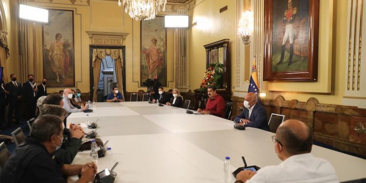 阻止和协商 1 Este nuevo escenario de paz, entendimiento, mayores oportunidades de crecimiento de la economía y bienestar social, es una victoria de la tenacidad de la política de diálogo del presidente Nicolás Maduro