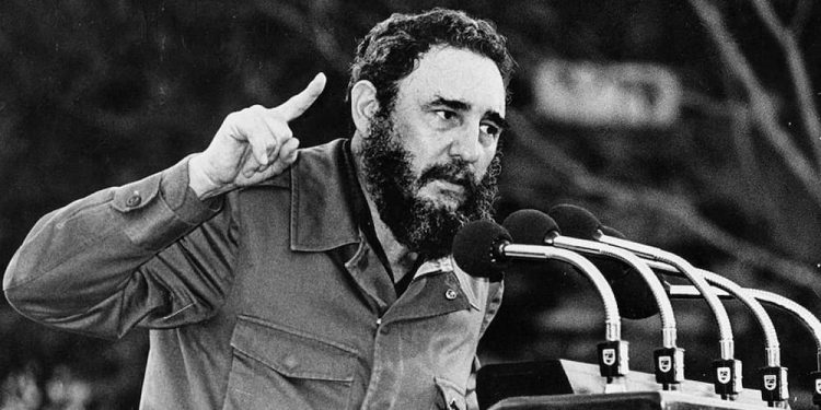 FIDELidad 1 Gracias, Fidel, por sembrar conciencia en cada mujer y cada hombre de pueblo. Por enseñarle a la humanidad que “una revolución para que sea irreversible debe ser cultural”. Por hacer zarpar el Granma. Por plantar el deporte en la juventud