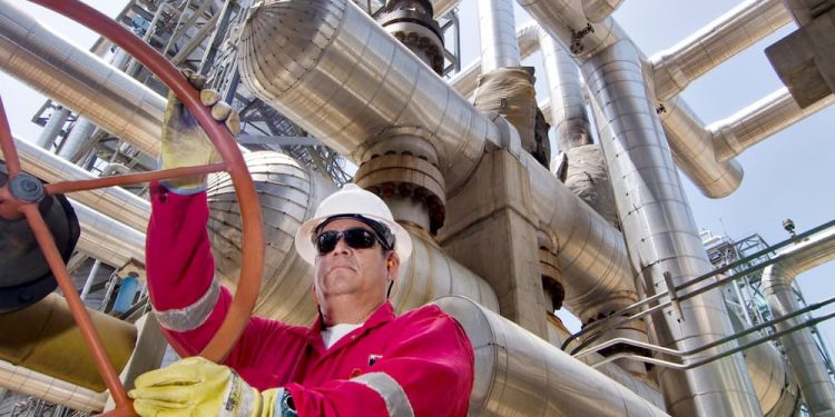 De licencias y necesidades 1 Básicamente, estamos hablando de un proceso gradual de restablecimiento de la relación comercial en materia petrolera entre Venezuela y EEUU, rota después de 100 años de ininterrumpido suministro