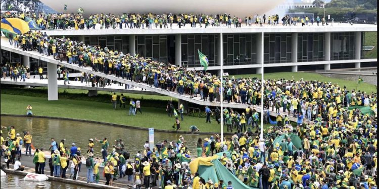 Juan Romero: “Lo ocurrido en Brasil es un proceso que abarca todo el continente” 1 Juan Romero: “Lo ocurrido en Brasil es un proceso que abarca todo el continente”