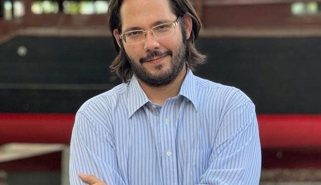 “我们需要象征性的弹药来推动社会转型进程”。 采访古巴知识分子何塞·埃内斯托·诺瓦兹 1 Nuestra gran tarea, para citar una expresión de Fernando Buen Abad, es producir las municiones semióticas necesarias para los procesos de transformación social revolucionaria. Esto implica un análisis de los errores y debilidades a resolver, para luchar contra la hegemonía cultural del capitalismo, contra el colonialismo de las mentes, y transformar estas municiones semióticas en armas comunes, al alcance de todas las fuerzas revolucionarias y progresistas