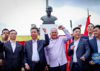 Ofrenda floral en honor al líder Ho Chi Minh