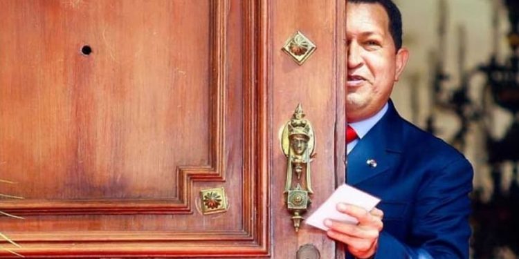 Chávez rompiendo el protocolo 10 años después 1 Chávez rompiendo el protocolo 10 años después | Por: Victoria Torres Brito