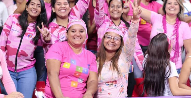 Sonrisas y banderas por la Revolución Feminista 1 Sonrisas y banderas por la Revolución Feminista