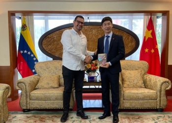 Periódico Cuatro F crece hacia China
