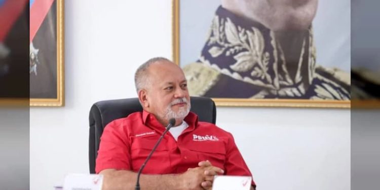 11 claves de la rueda de prensa del PSUV 1 Primer Vicepresidente del Partido Socialista Unido de Venezuela Diosdado Cabello Foto Con el Mazo Dando