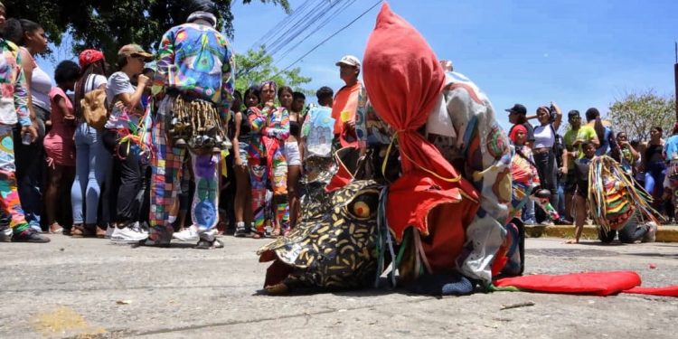 Diablos danzantes de Naiguatá: tradición que trasciende lo terrenal 1 Fotografía: Iván Mcgregor.