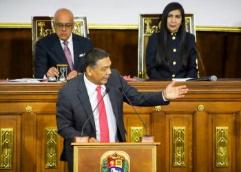 “Venezuela está viviendo con el 10% de los recursos en divisas que tenía hace ocho años, apuntó, agregando que a esto se debe la dramática reducción del presupuesto público, derrumbe de la moneda, hiperinflación, estrangulamiento del salario, y del ingreso de los trabajadores”