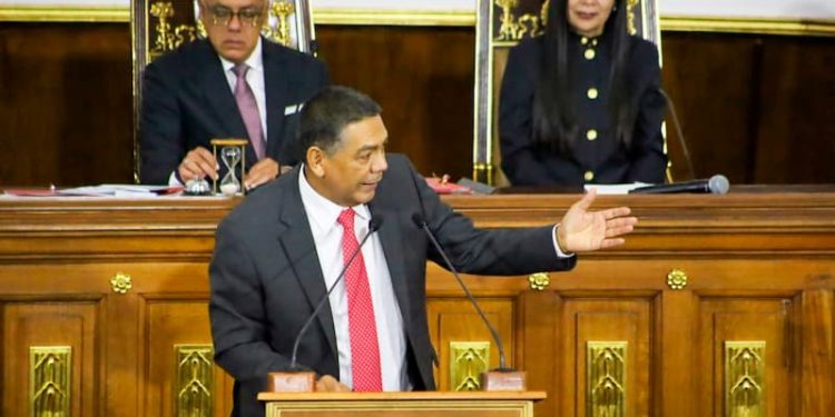 “Venezuela está viviendo con el 10% de los recursos en divisas que tenía hace ocho años, apuntó, agregando que a esto se debe la dramática reducción del presupuesto público, derrumbe de la moneda, hiperinflación, estrangulamiento del salario, y del ingreso de los trabajadores”