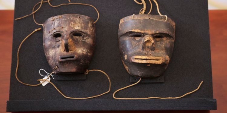 Devuelven máscaras indígenas 1 Devuelven máscaras indígenas
