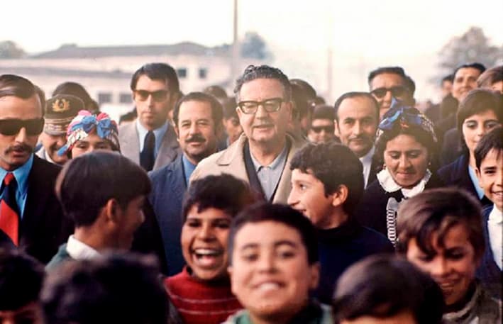 Los lentes de Allende 2 Cada ojo chileno
fue mutilado porque
representaba, dice el
poeta chileno Pablo
Neruda, un “pequeño
pulpo de nuestro
abismo que extrae la
luz de las tinieblas”.
Por eso en Venezuela
cada paso que damos
es seguido por los
ojos de Chávez y para
la derecha fascista
sus ojos representan
un peligro para el
neoliberalismo