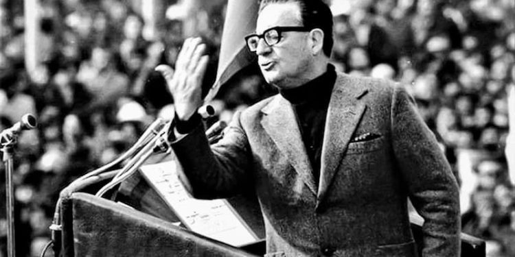 Los lentes de Allende 1 “América desempeñará en el mundo el papel distinguido a que la llaman la grande extensión de su territorio, las preciosas y variadas producciones de su suelo y tantos elementos de prosperidad que encierra” Andrés Bello