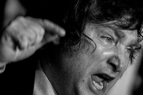 Milei: El viejo nuevo rostro del fascismo 2 El fascismo actual
ha mudado, se ha
mimetizado, pero
con el empleo de
la neurociencia, del
neuromarketing, han
refinado sus mensajes
y acciones para el
control de las masas