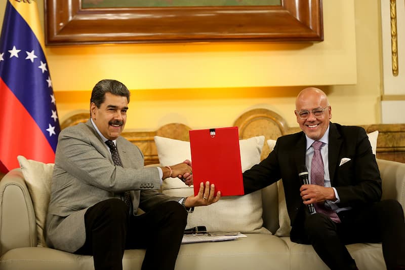 “Hoy por hoy es un
consenso mundial
que deben ser
levantadas todas
las sanciones,
porque Venezuela
tiene derecho a la
libertad económica
y comercial. Debe
cesar la agresión
económica que se
ha impuesto contra
nuestro país, contra
nuestro pueblo”,
Nicolás Maduro