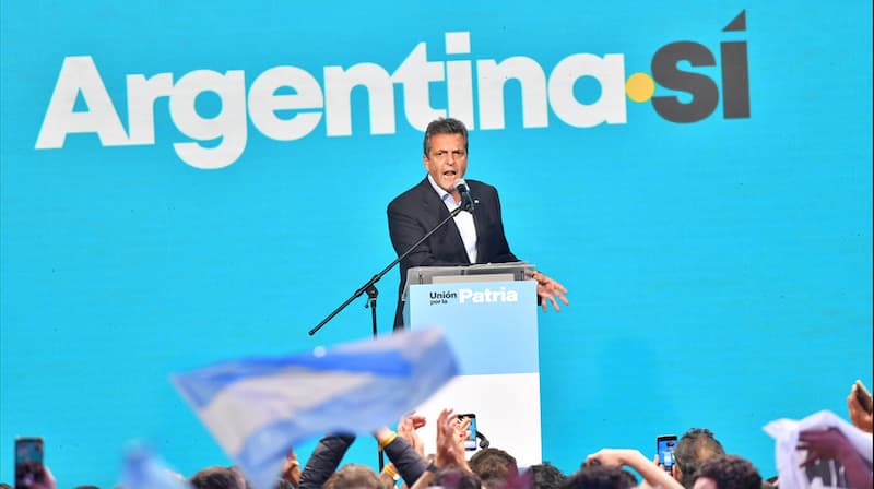 Todo apunta a un Massa con mayor capacidad de aglutinar más
base social de apoyo, a partir de alianzas puntuales y un mensaje de
garantía de estabilidad y paz nacional, lo que no es poca cosa para
cualquier nación, siendo condición esencial para la construcción real
de crecimiento económico y perspectivas de bienestar social