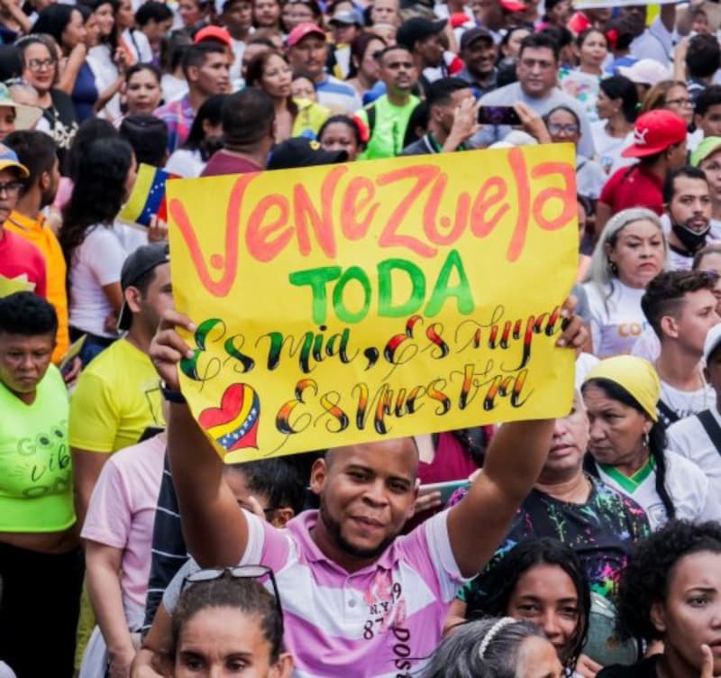 Luego que Simón
Bolívar echara al
imperio español,
Estados Unidos bajo
la Doctrina Monroe,
afirmó: cualquier
controversia limítrofe
o de ejercicio de
soberanía, sobre
territorios del
continente americano,
tienen que negociarla
con Estados
Unidos, porque
“América es para los
estadounidenses”