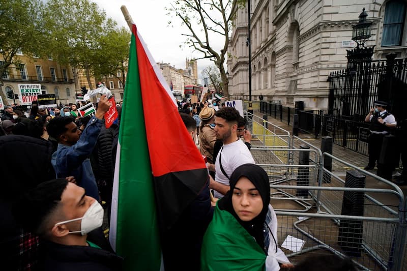 Jóvenes árabes contra la hipocresía de la UE 2 Para la propaganda mediática, Israel “tiene derecho” a defenderse, por ser “la única democracia de Oriente Medio”; y puede actuar sin restricciones y de manera “desproporcionada”, cortar agua y electricidad, bombardear hospitales, desplazar poblaciones y declarar que está “golpeando a Hamás”