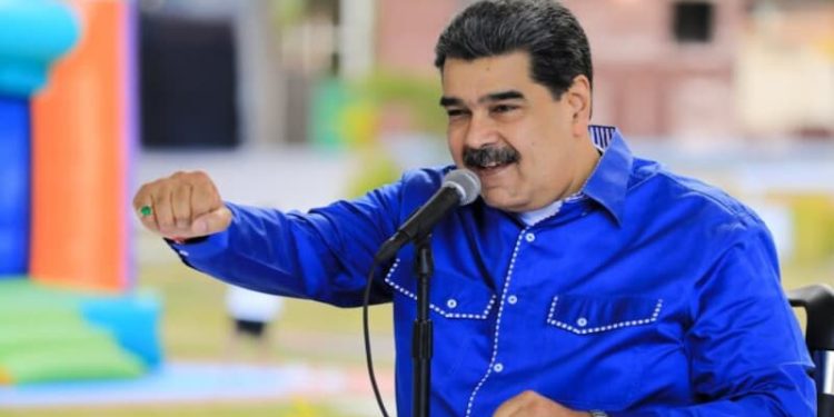 La voz plural de maduro 1 Para un ingenuo transeúnte resulta imposible de comprender el descaro que enarbola María Corina Machado en la petición urgente de una intervención militar en Venezuela