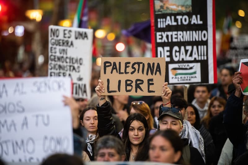 Europa, la Unión
Europea (UE), no
sabe cómo hacer
para deslindarse, sin
irritar a Washington.
La Casa Blanca,
enredada en sus
contradicciones, trata
de refrenar a Tel
Aviv pues la carrera
electoral ya empezó
y el mal manejo le
puede pasar factura