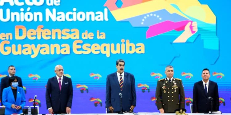 Hay un plan para desestabilizar a Venezuela y al Caribe 1 “¡El referendo del 3 de diciembre va, llueva, truene o relampaguee, nuestro pueblo decidirá, soberana y democráticamente, su futuro, su destino (...) unámonos por encima de las diferencias, y nuestra patria será grande!”