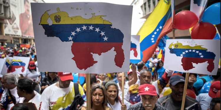 La quinta pregunta 1 Por primera vez en la historia, en base a la Constitución, el tema del Esequibo se lleva a quien tiene que decidir, al pueblo, a los humildes (…) ¡Que decida el pueblo el destino de nuestra Patria! (...) Estamos en el camino correcto, en el camino de la valentía y el patriotismo (…) que nadie se equivoque (...) Venezuela está de pie, más unida que nunca, en defensa de su soberanía, Nicolás Maduro