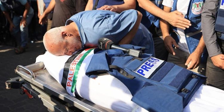 Palestina acostúmbrate al horror 1 Las fuerzas armadas ocupantes continúan bombardeando hospitales y campos de refugiados, y también prosiguen los ataques en Cisjordania. Las vidas de los habitantes de Gaza (dos millones de personas) están reducidas al límite debido al bloqueo de ayudas y suministros