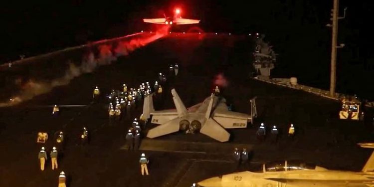 En el Mar Rojo, ataque a los hutíes yemeníes 1 Los intereses comerciales en la zona son gigantescos. Alrededor del 12% del comercio mundial suele pasar por el Canal de Suez y, en general, por el Mar Rojo, así como el 9% de los productos relacionados con el petróleo