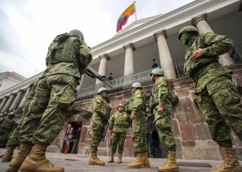 La situación en Ecuador, con sus particularidades, no deja de ser un reflejo del proceso que transitan actualmente la mayoría de los países del mundo, donde la crisis política, el avance de la financiarización, y la concentración de la riqueza se traducen, cada vez más; en un deterioro constante del nivel de vida de las grandes mayorías