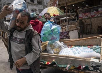 La Agencia para los Refugiados, creada por la resolución 302 de la Asamblea General de las Naciones Unidas el 8 de diciembre de 1949, y operativa desde el 1 de mayo de 1950, proporciona ayuda a más de 5 millones de refugiados en los territorios ocupados, Líbano, Siria y Jordania