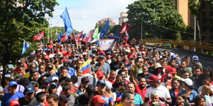 La furia bolivariana contra cinco conspiraciones 1 Otra vez episodios planeados desde afuera para derramar sangre y fragmentar la sociedad venezolana; para provocar una guerra civil. Son intentos desesperados de la extrema derecha que pidió sanciones e invasión del país y que ahora retoma el plan golpista” Vladimir Padrino