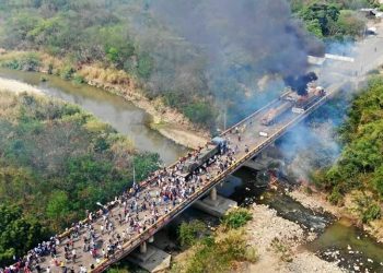 23F: Un caballo de Troya cristalino