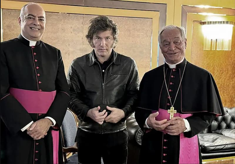 El “loco de la motosierra” visita a Italia 2 En Argentina cuatro de cada 10 ciudadanos son pobres, la inflación anual es 143%, la moneda se ha derrumbado y el déficit fiscal es enorme, el déficit comercial asciende a 43 mil millones de dólares