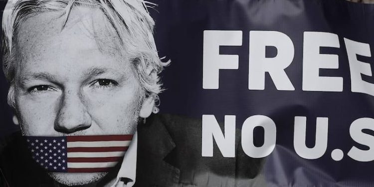 Assange y el fake news en Gaza 1 Hoy, Assange está en manos de la justicia británica, con mucho riesgo de ser llevado a Estados Unidos, donde probablemente sea torturado y asesinado. En estos días deben decidir su destino