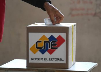 Las izquierdas de todo el mundo, los demócratas de todo el planeta, los seres simplemente humanistas del universo; deben saber que en Venezuela se está cocinando a fuego lento, a pesar de la velocidad de los acontecimientos, ni más ni menos que la posibilidad de transitar de manera pacífica hacia una cultura de la igualdad, la inclusión, la libertad, la justicia social, la paz