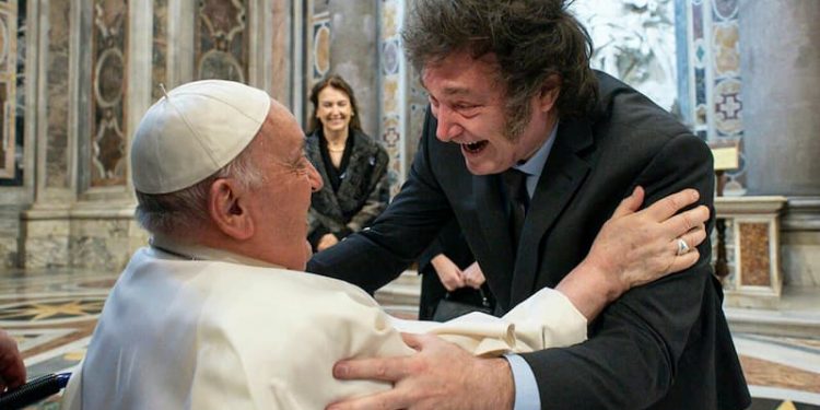 El “loco de la motosierra” visita a Italia 1 Con las teorías libertarias más extremas sobre el "anarco-capitalismo" en la economía, Milei retoma las líneas de Trump: pero sin el nacionalismo que, en un gran país del sur como Argentina, proyectada desde la izquierda hacia una idea de soberanía articulada en la Patria Grande soñada por Bolívar, correría el riesgo de adquirir otras connotaciones